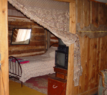 Single bed in alcove.